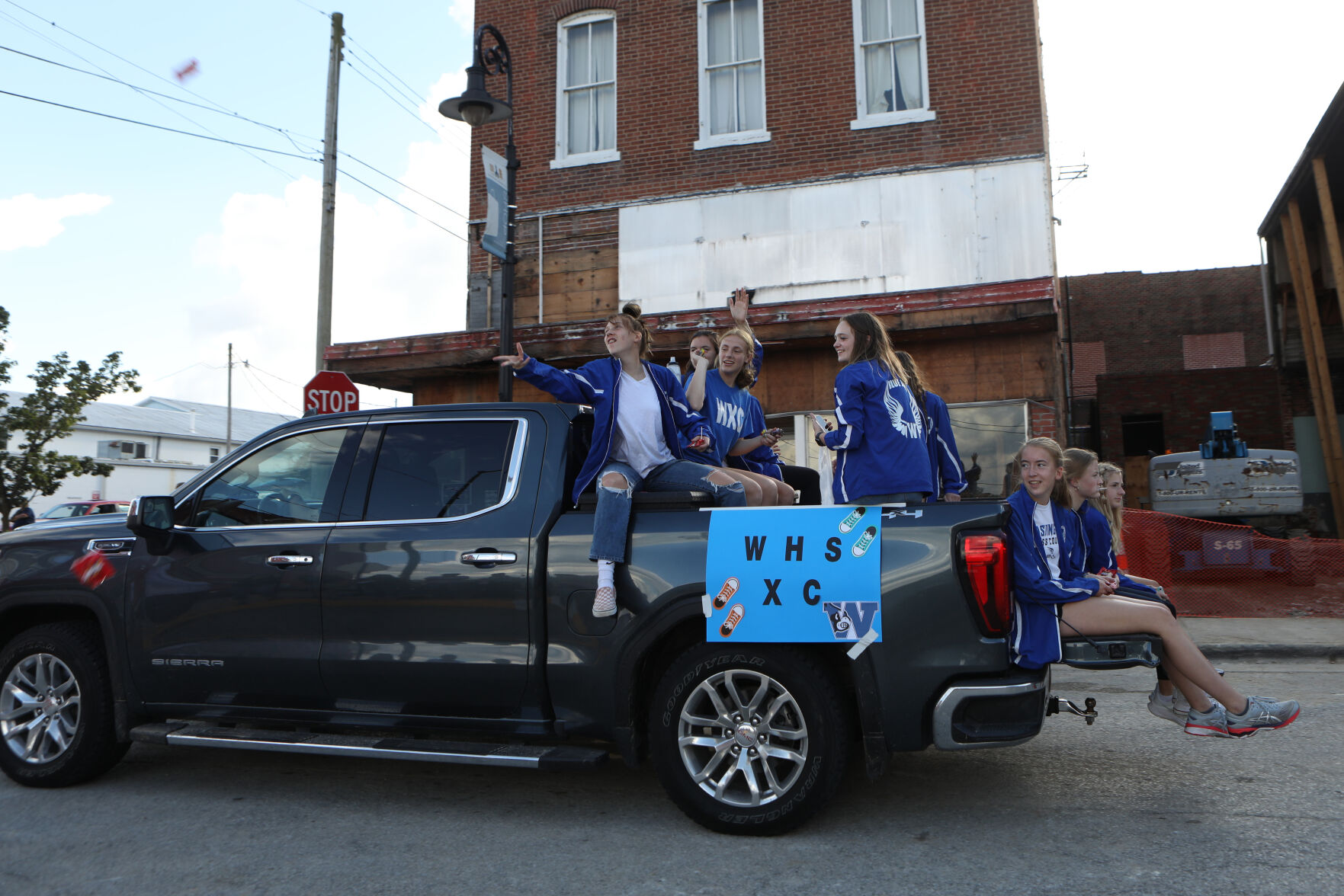 Cross country members toss candy